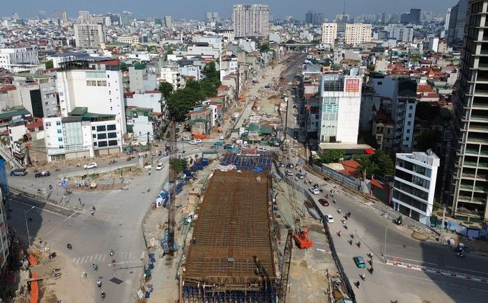 Cầu vượt tại nút giao Láng Hạ đang được nhà thầu đẩy nhanh tiến độ thi công, dự kiến hoàn thành trước 31/12/2026