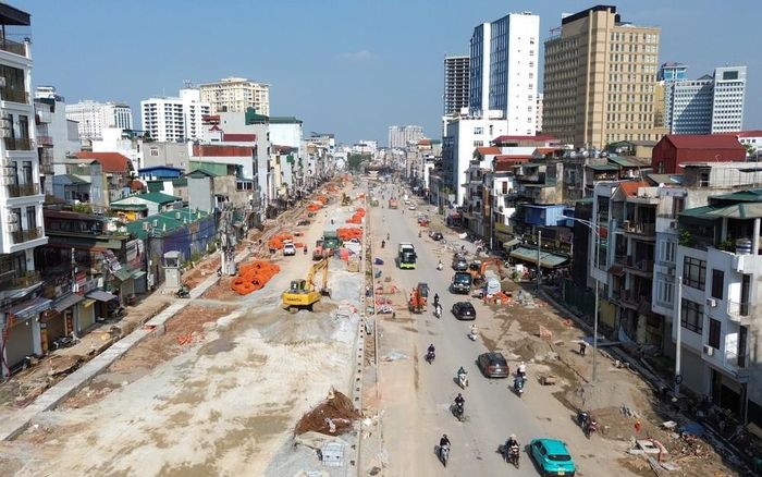 Tận dụng thời tiết thuận lợi, nhà thầu tập trung nhân lực, máy móc thi công khẩn trương để đẩy nhanh tiến độ toàn dự án