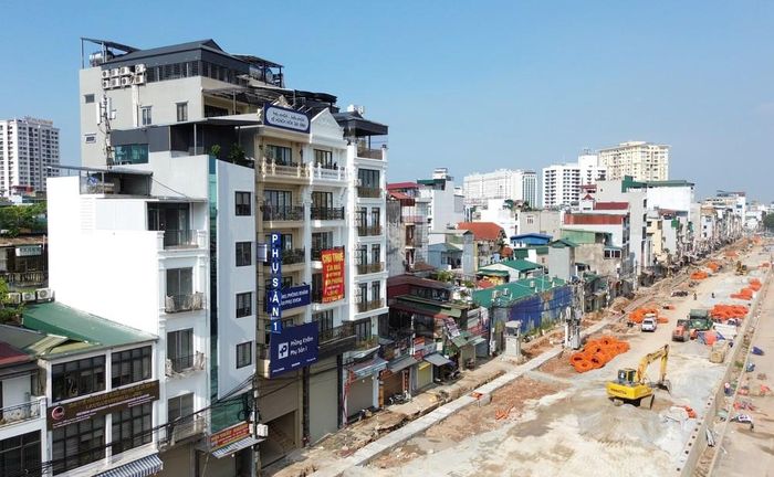 Hai bên đường, nhiều gia đình đã chủ động sửa chữa, hoàn thiện lại nhà, tạo cho tuyến đường khang trang, hiện đại