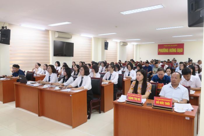 Chi bộ Trường Tiểu học Đa Phúc, phường Hưng Đạo sinh hoạt chuyên đề “Đảng viên tiên phong học tập, nâng cao kĩ năng số”.