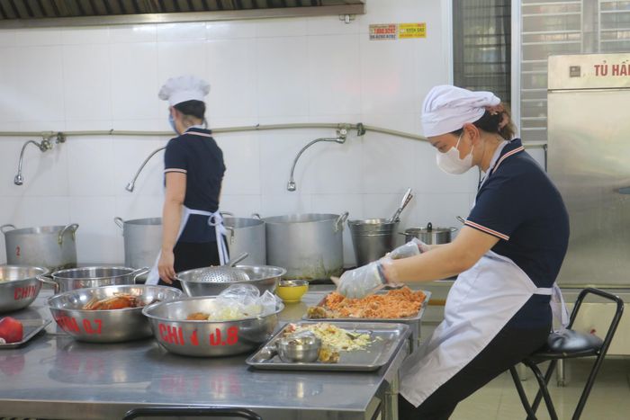Nhân viên khu vực bếp Trường Mầm non Minh Khai (phường Hồng Bàng).