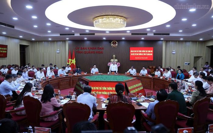 Phó Thủ tướng Thường trực đề nghị tỉnh quyết liệt thúc đẩy tăng trưởng 6 tháng cuối năm, phấn đấu trên 10% - Ảnh: chinhphu.vn/Phương Nguyên
