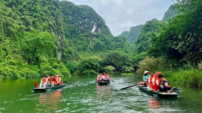 Du khách tham quan Tràng An, Ninh Bình. (Ảnh: HOÀNG TRƯỜNG)