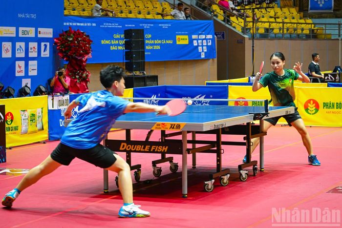 Giữa những nhịp bóng nhanh, Vũ Hoài Thanh vẫn giữ được sự bình tĩnh cần thiết để tìm kiếm khoảng trống và tạo khác biệt. Nét duyên của người nữ vận động viên vì thế không chỉ nằm ở dáng đứng bên bàn bóng, mà còn ở bản lĩnh được thể hiện qua từng đường bóng.