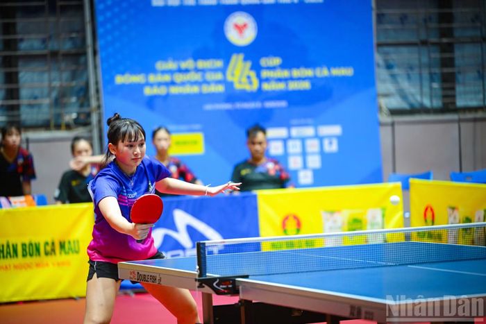 Sự mềm mại trong động tác nhưng quyết liệt ở thời điểm chạm bóng tạo nên nét riêng của Đỗ Lê Vân Chi. Cùng em gái Đỗ Lê Vân Linh, Vân Chi từng giành Huy chương Vàng đôi nữ U17 và Huy chương Bạc đôi nữ U15 tại Giải bóng bàn Mỹ mở rộng 2024.