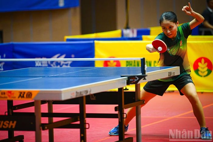 Vũ Hoài Thanh bước vào mỗi pha bóng với sự tập trung cao độ của một tay vợt đã nhiều lần góp mặt ở những trận đấu quan trọng. Cô từng giành Huy chương Đồng đơn nữ và Huy chương Bạc đôi nam nữ tại Giải các đội mạnh quốc gia 2025, cho thấy vị trí đáng kể trong đội hình Quân đội.