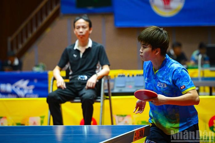 Nguyễn Khoa Diệu Khánh là một trong những gương mặt nổi bật của bóng bàn nữ Thành phố Hồ Chí Minh. Tay vợt này từng vô địch đơn nữ Giải các cây vợt xuất sắc quốc gia 2025 và tiếp tục giữ vị trí quan trọng trong đội hình Thành phố Hồ Chí Minh tại mùa giải năm nay.