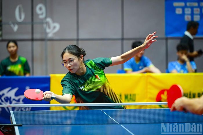 Lâm Thu Cúc tập trung cao độ trước đường bóng, vẻ mềm mại trong từng chuyển động đối lập với sự quyết liệt của cuộc so tài. Ở bàn bóng, mỗi pha xử lý đều đòi hỏi sự chính xác, tốc độ và khả năng giữ bình tĩnh trước sức ép.
