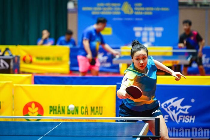 Nguyễn Thị Mai Phương mang đến bàn bóng vẻ điềm tĩnh của một tay vợt đã có nhiều năm thi đấu. Sinh năm 2004, cô từng vô địch đơn nữ Giải các tay vợt trẻ toàn quốc từ năm 13 tuổi và đang được kỳ vọng trở thành một trong những trụ cột của bóng bàn nữ Hải Phòng.