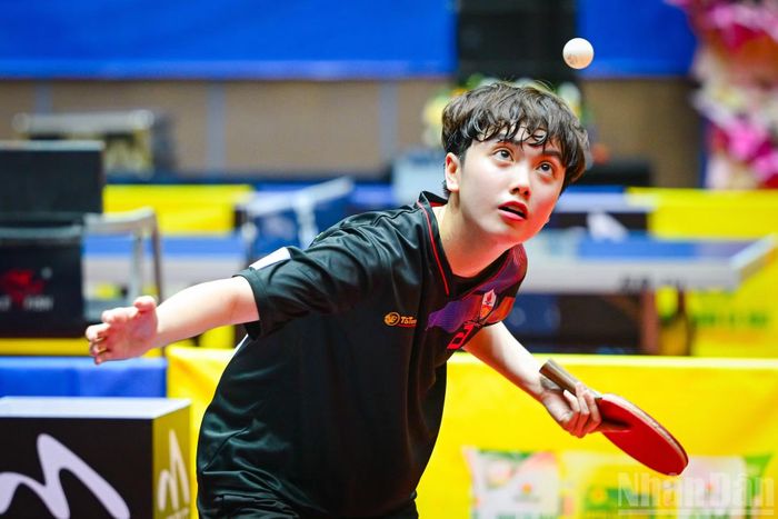 Trần Mai Ngọc giữ ánh mắt tập trung trước mỗi pha bóng, thể hiện bản lĩnh của một trong những tay vợt nữ giàu kinh nghiệm của bóng bàn Việt Nam. Cô từng cùng Đinh Anh Hoàng vô địch đôi nam nữ tại SEA Games 2023 và giành Huy chương Bạc đơn nữ tại Giải các đội mạnh quốc gia 2025.