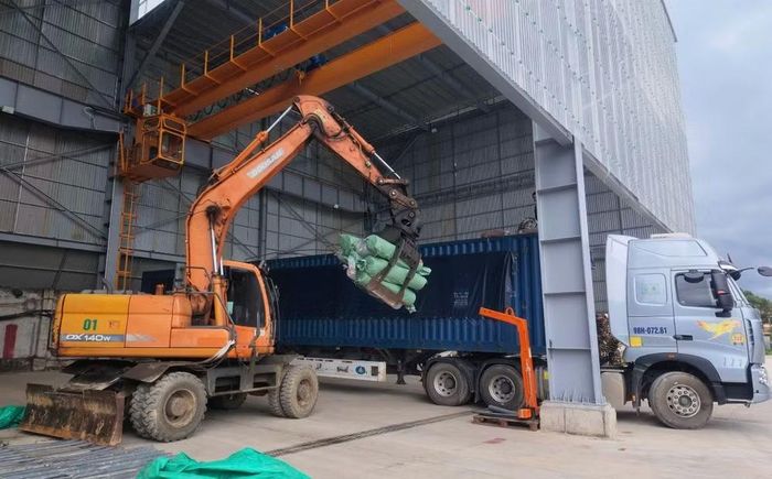 Việc xử lý hài hòa mối quan hệ giữa hợp tác và bảo vệ lợi ích quốc gia; giữa mở cửa giao lưu với giữ vững an ninh, trật tự; giữa phát triển kinh tế biên mậu với quản lý chặt chẽ biên giới luôn được cấp uỷ, chính quyền tình Lạng Sơn phát huy hiệu quả.