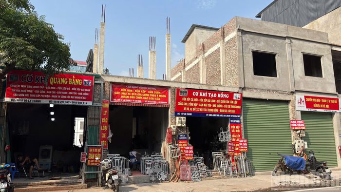 Một số căn nhà nằm trong phạm vi thực hiện dự án đã phải dừng các hoạt động xây dựng, chờ hoàn tất các thủ tục liên quan đến giải phóng mặt bằng.