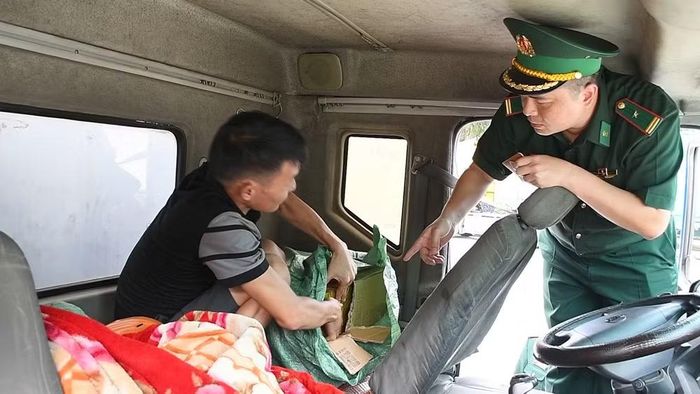 Lực lượng Biên phòng kiểm tra phát hiện lượng pháo nổ trên xe do đối tượng Đức điều khiển. (Ảnh: LN)