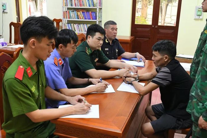 Các lực lượng chức năng thực hiện lấy lời khai với đối tượng Đức. (Ảnh: LN)