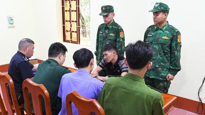 Đối tượng Đức tại Đồn Biên phòng cửa khẩu Hữu Nghị. (Ảnh: LN)
