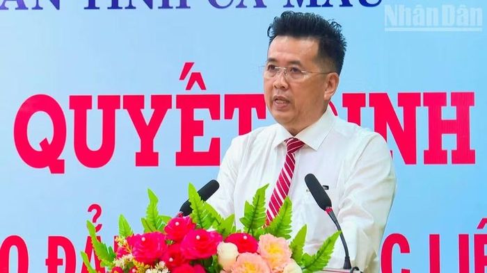 Bác sĩ chuyên khoa 2 Huỳnh Quốc Sử, Hiệu trưởng Trường cao đẳng Y tế Cà Mau, phát biểu ý kiến, hạ quyết tâm thực hiện đoàn kết nội bộ, nỗ lực đổi mới, nâng cao chất lượng hoạt động của nhà trường. (Ảnh: Nhà trường cung cấp).