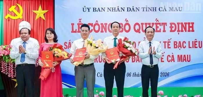 Lãnh đạo tỉnh Cà Mau vừa chính thức công bố và trao quyết định cho Ban giám hiệu Trường cao đẳng Y tế Cà Mau. (Ảnh: Nhà trường cung cấp).