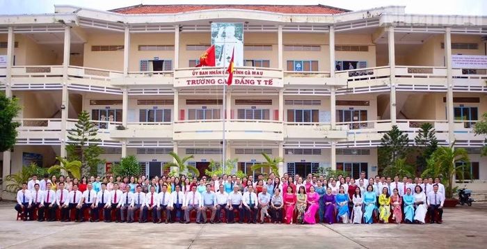 Tập thể cán bộ, giảng viên Trường cao đẳng Y tế Cà Mau (sau khi sáp nhập hai trường). (Ảnh: Nhà trường cung cấp)
