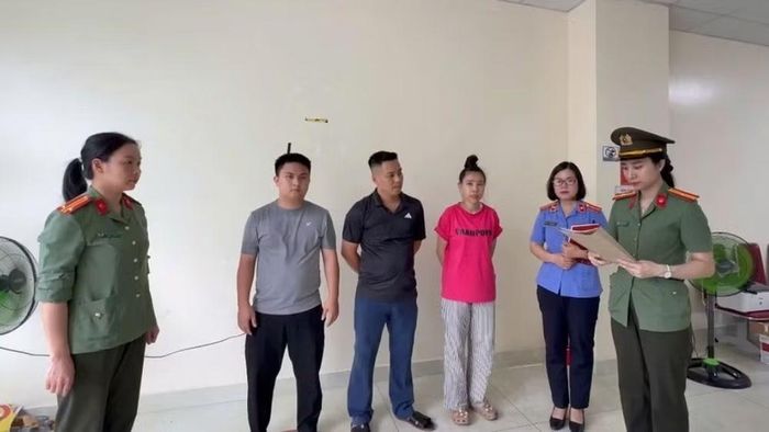 Cơ quan An ninh điều tra Công an tỉnh Nghệ An đọc Quyết định khởi tố vụ án, khởi tố bị can đối với Vi Văn Đông, Vũ Thị Hà và Phạm Bá Tài về tội “Lừa đảo chiếm đoạt tài sản”. (Ảnh: CÔNG AN NGHỆ AN)