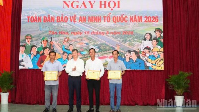 Ủy ban nhân dân xã Tân Hòa tặng giấy khen cho 4 tập thể. (Ảnh: VĂN ÚT)