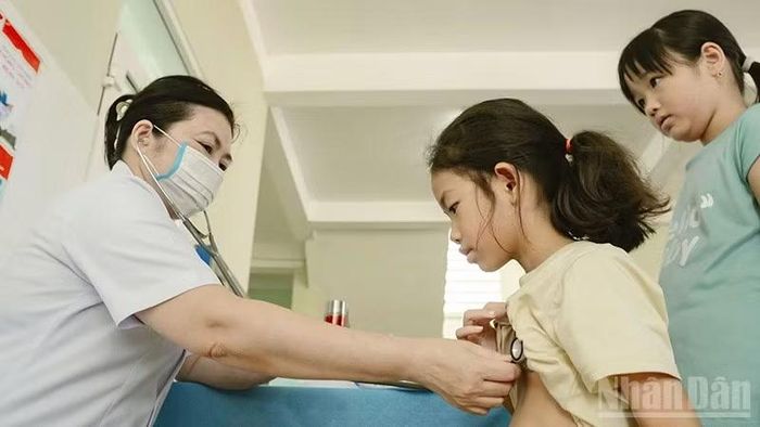 Trẻ em trên xã đảo Tam Hải cũng được khám sức khỏe định kỳ trong chương trình.