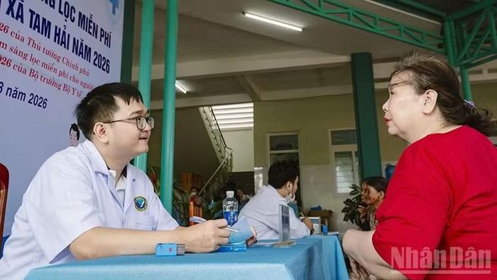 Ngoài khám sức khỏe định kỳ, người dân còn được tư vấn các vấn đề liên quan đến sức khỏe và y tế.