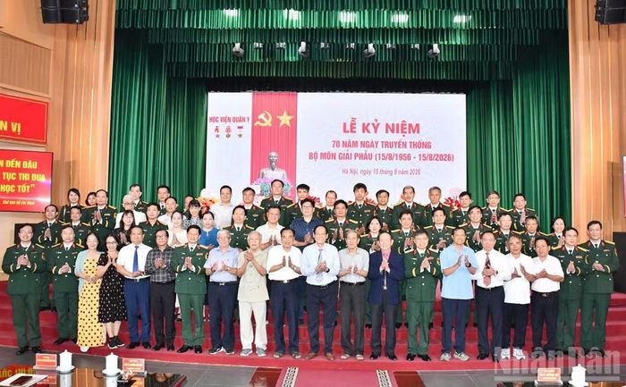 Các đại biểu chụp ảnh chung tại lễ kỷ niệm. (Ảnh: TD)