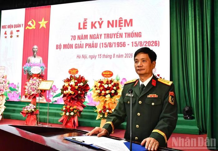 Đại tá Nguyễn Trung Hưng, Phó Chủ nhiệm Bộ môn Giải phẫu (Phụ trách Bộ môn Giải phẫu) trình bày diễn văn kỷ niệm. (Ảnh: TD)