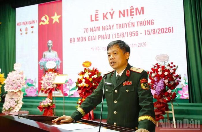 Thiếu tướng, Phó Giáo sư, Tiến sĩ Trần Ngọc Tuấn, Phó Giám đốc Học viện Quân y phát biểu tại buổi lễ.