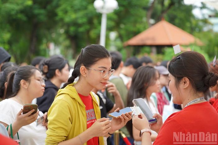 Quy trình nhận vé được tổ chức chặt chẽ, với bước xác thực căn cước công dân và quét mã QR để bảo đảm minh bạch, đúng người.