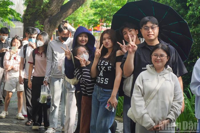 Nhiều bạn trẻ đã có mặt từ tờ mờ sáng, để xếp hàng đầu, mong là những người đầu tiên nhận được tấm vé tham dự.