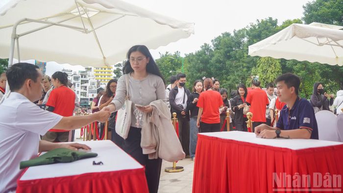 Quang cảnh phát vé lúc 11 giờ.