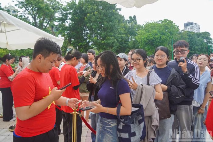 Đảm nhận nhiệm vụ hỗ trợ phát vé tại chương trình “Tổ quốc trong tim”, các bạn tình nguyện viên có mặt từ rất sớm chuẩn bị công tác tổ chức.