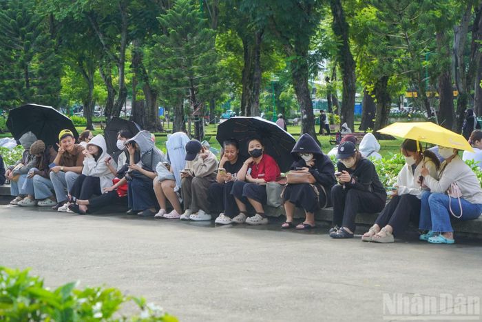 Dòng người nối dài trong trật tự, kiên nhẫn chờ đến lượt nhận vé.