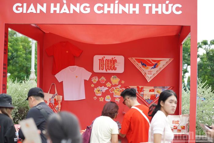 Sau khi nhận vé, khán giả có thể ghé quầy lưu niệm để mua các vật phẩm như áo cờ đỏ sao vàng, quốc kỳ và nhiều sản phẩm mang dấu ấn chương trình.