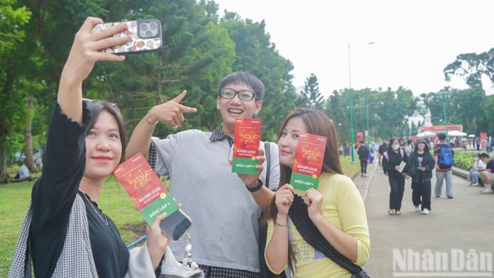 Đông đảo người dân đã có mặt từ sớm để xếp hàng nhận vé tham dự chương trình nghệ thuật chính luận đặc biệt “Tổ quốc trong tim”.