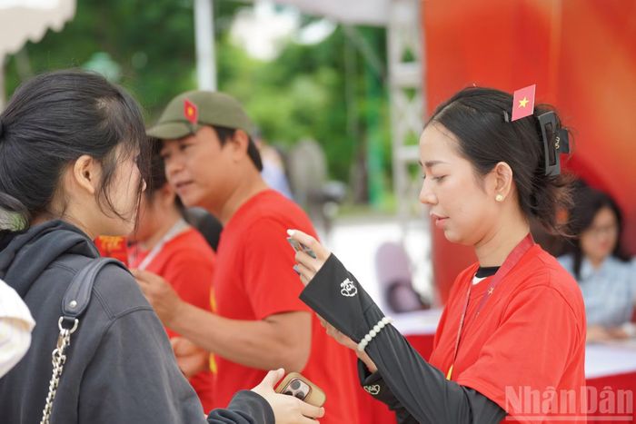 Việc phát vé được điều phối hợp lý, giúp bảo đảm luồng người di chuyển suôn sẻ và tiết kiệm thời gian cho người nhận sau.