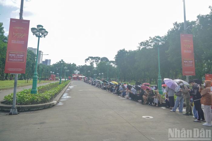 Quang cảnh người dân xếp hàng lúc 6 giờ tại Công viên Lê Văn Tám , phường Tân Định, Thành phố Hồ Chí Minh.
