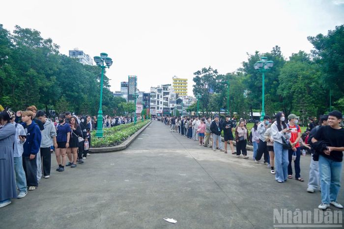 Càng về trưa càng nhiều người xếp hàng cnhận vé tham dự chương trình nghệ thuật chính luận đặc biệt “Tổ quốc trong tim”.