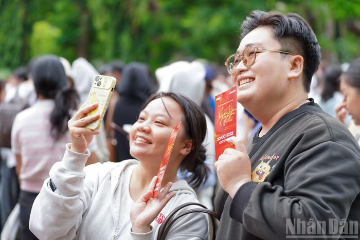 Hai bạn trẻ đến từ phường Khánh Hội vui mừng nhận được tấm vé đầu tiên trên tay.
