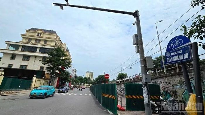 Đoạn từ ngã ba Trần Khánh Dư-Trần Hưng Đạo đến Cửa khẩu Vân Đồn, tổ chức giao thông một chiều theo hướng từ ngã ba Trần Khánh Dư-Trần Hưng Đạo đi Cửa khẩu Vân Đồn; cấm phương tiện lưu thông theo chiều ngược lại.