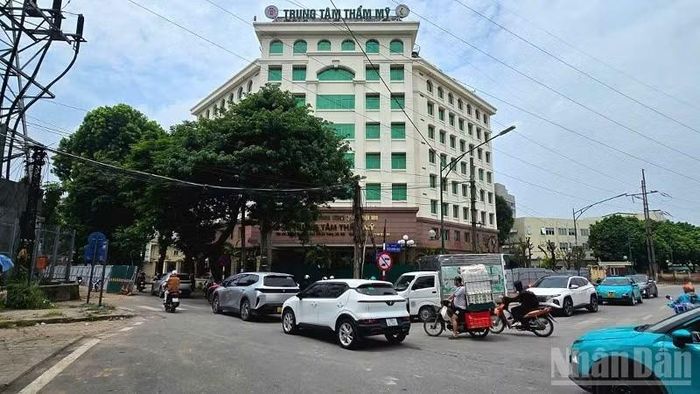 Sở Xây dựng bổ sung hệ thống biển báo, chỉ dẫn công trường từ xa và tại chỗ nhằm bảo đảm việc lưu thông qua khu vực dự án được thuận lợi.