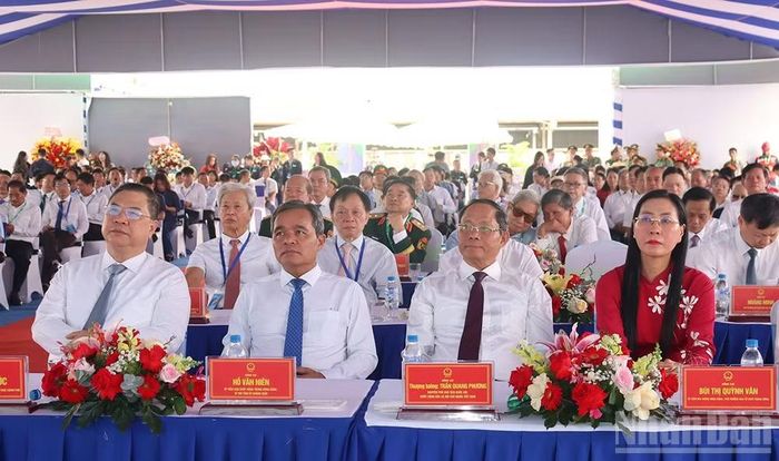 Phó Thủ tướng Thường trực Phạm Gia Túc cùng lãnh đạo các bộ, ngành và tỉnh Quảng Ngãi tham dự buổi lễ.
