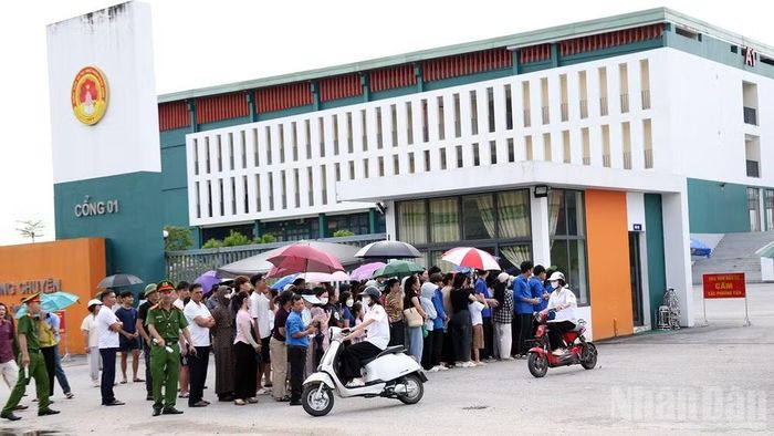 Trong kỳ thi lại, các thí sinh được bố trí thi tại 15 phòng, giữ nguyên số báo danh và dữ liệu phòng thi của kỳ thi chính thức trước đó.