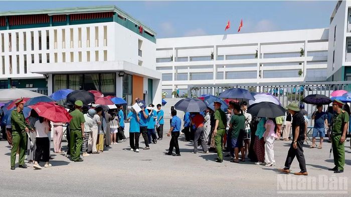  Thí sinh ra về sau khi hoàn thành hai bài thi môn tự chọn. 