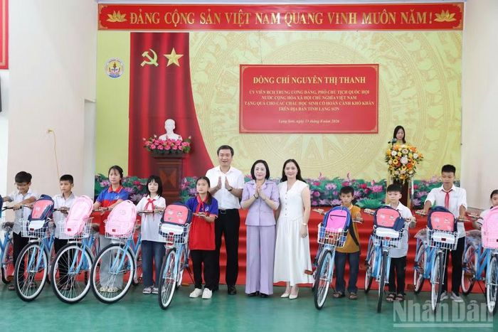 Đồng chí Phó Chủ tịch Quốc hội và lãnh đạo tỉnh Lạng Sơn tặng xe đạp cho học sinh có hoàn cảnh khó khăn. (Ảnh: VĂN ĐẠT)