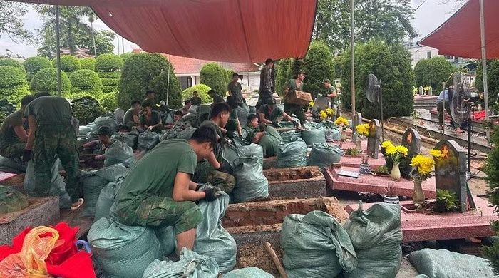 Chẳng quản ngại ngày mưa ngày nắng, các chiến sĩ thuộc Bộ Chỉ huy Quân sự tỉnh Điện Biên đang nỗ lực cao nhất đẩy nhanh tiến độ thực hiện khai quật, lấy mẫu hài cốt liệt sĩ tại Nghĩa trang liệt sĩ Độc Lập. (Ảnh: LÊ LAN)