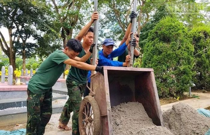 Đoàn viên, thanh niên Trường trung học phổ thông Thanh Nưa cùng các chiến sĩ thực hiện nhiệm vụ khai quật, lấy mẫu hài cốt liệt sĩ. (Ảnh: LÊ LAN)