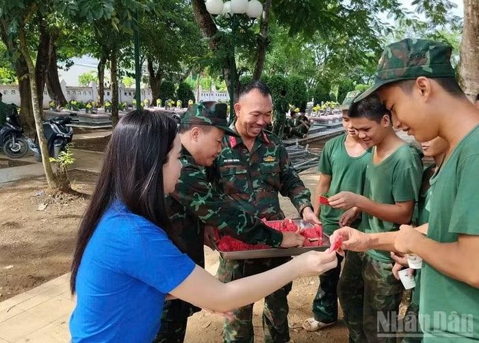 Cán bộ, chiến sĩ Bộ Chỉ huy Quân sự tỉnh Điện Biên trong giờ giải lao khi có sự tiếp sức, động viên từ giáo viên, học sinh Trường trung học phổ thông Thanh Nưa. (Ảnh: LÊ LAN)