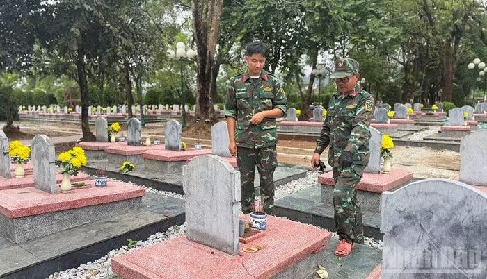 Cán bộ, chiến sĩ Bộ Chỉ huy Quân sự tỉnh Điện Biên cẩn thận soát lại từng hạng mục trên mỗi phần mộ sau khi lấy mẫu và hoàn nguyên. (Ảnh: LÊ LAN)